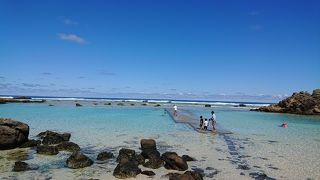 リーフによって波が立たない天然の地形を使った天然のプールが絶景。