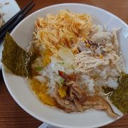 本場の鶏飯が食べられる「鶏飯元祖の店」。鶏の油が充分にのった濃厚あっさりとした一味違う味わい。