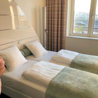 部屋は、白が基調で明るい。