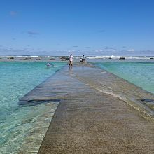 リーフによって波が立たない天然の地形を使ったプール。凄い。 