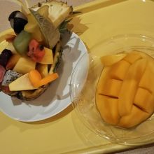 フルーツ盛り合わせとマンゴー
