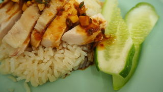 B級グルメの頂点、通称「ピンクのカオマンガイ」