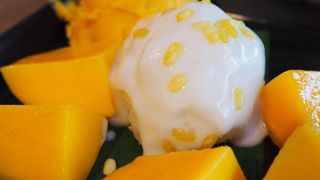 マンゴーの置物が目印「マンゴータンゴ」