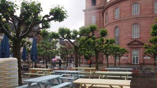 円柱型のホールと鐘楼が組み合わされたレンガ造りの旧教会