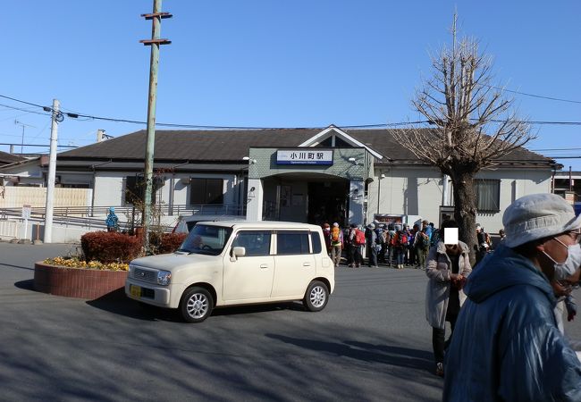 駅構内は意外に広い、出発時間に注意