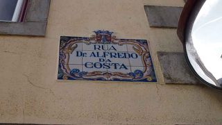 レストラン・バー・カフェが並ぶシントラ駅前のメインストリート