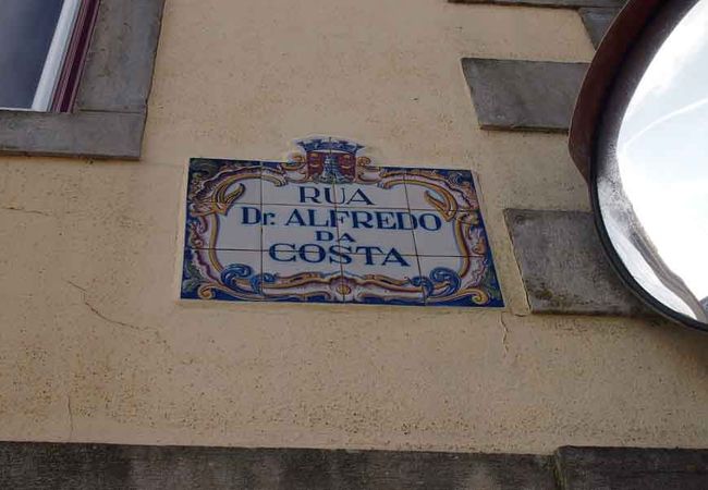 レストラン・バー・カフェが並ぶシントラ駅前のメインストリート