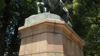 東京国立近代美術館工芸館の近くにあります。