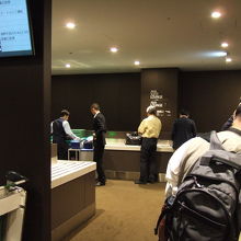 プレミアムの保安検査も長蛇の列