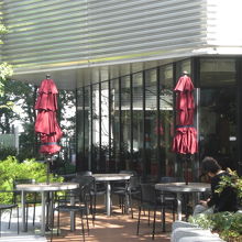 飯田橋サクラテラスの２階のオープンカフェです。静かな場所です