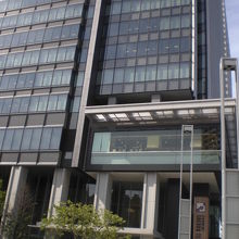 飯田橋サクラテラスの正面入口の様子です。高層の商業ビルです。