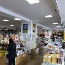 所狭しと商品が並んでいます。