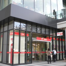 面白いのは、サクラテラスの１階には、郵便局が入っています。