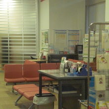 飯田橋サクラテラスの１階に入っている郵便局の内部の様子です。