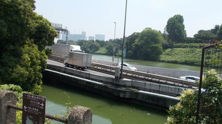 皇居のお堀の一つです。