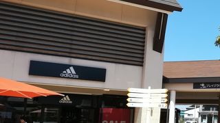 靴やシャツが安い！混雑してるよ！バスで行くのもいいよ。