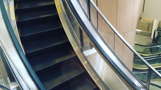 ランドマークプラザの曲がるエスカレーターがとても良いです