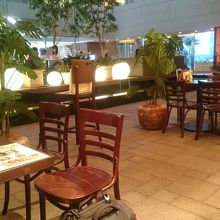 クアアイナ中から外席を見たところ。