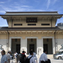 遊就館本館です。白色を基調として、格調の高い建物が印象的です