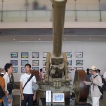 太平洋戦争で使用されたりゅう弾砲です。被弾した痕が見えます。