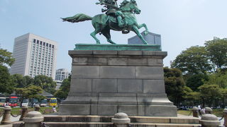 皇居外苑にたてられています。