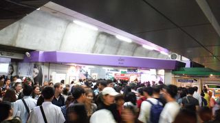 通勤ラッシュの時間帯は大混雑していました