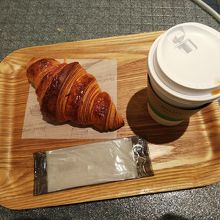 クロワッサンとブレンドコーヒー