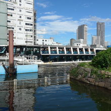 乗船するアワータウン号が船着き場に到着しました