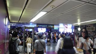 通勤ラッシュの時間帯は混雑しています