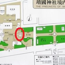 神門は、第２鳥居を過ぎ、拝殿に向かう際、参道上にあります。