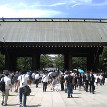 第２鳥居を過ぎ拝殿に向かう際、神門を通ります。歴史を感じます