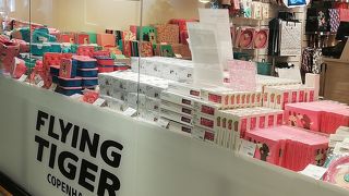 カラフルな雑貨たち　かわいい　安い　楽しいショップ