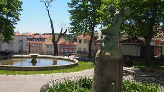 グラッサのビューポイント近くの小さな三角公園