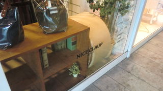 バッグが目立ちます。