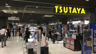 週末は若者も集まります。