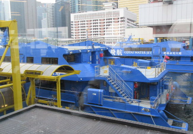 香港⇔マカオの青いフェリー。綺麗な船内だけど、寒い、揺れる、船内食が貧相。