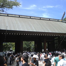 ８月１５日ですので、神門を通過する参拝客は、とても多いです。