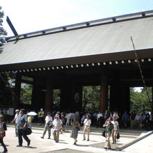 東側から見た神門です。８月１５日は、参拝客がとても多いです。