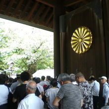 神門に付けられた菊のご紋章です。北側の扉のご紋章の様子です。