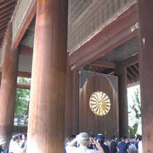 神門に付けられた菊のご紋章です。南側の扉のご紋章の様子です。