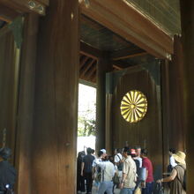 閉門された神門には、左右の両方の菊のご紋章が並んで見られます