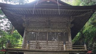 風雨にさらされて、灰色にくすんでしまったお堂