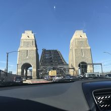 車から見たシドニー ハーバーブリッジ。朝は渋滞のが多いです。
