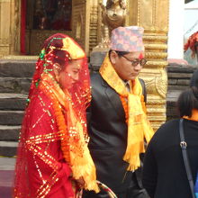 偶々、ヒンドゥ教の結婚式に遭遇する。幸せそうなカップル。