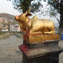 黄金色の聖なる牛の像。