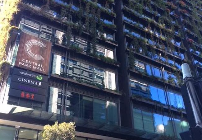 壁が植物で覆われて