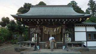 道路沿いに境内があって