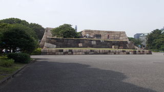 江戸城天守閣は今は石垣だけです。