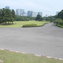 今は芝生などが植えられています。