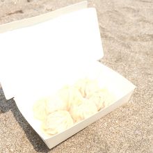 テイクアウトした小籠包。海沿いで頂きました